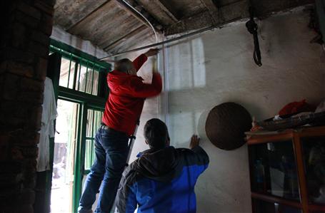 后勤中心到獨居老人家中進(jìn)行幫扶活動