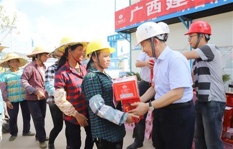 集團(tuán)公司黨委委員、副總經(jīng)理侯立林到公司施工一線送清涼
