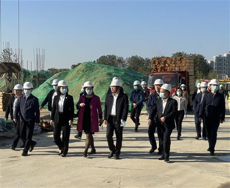 袁一旦到臨江學(xué)校建設(shè)項目檢查指導(dǎo)工作