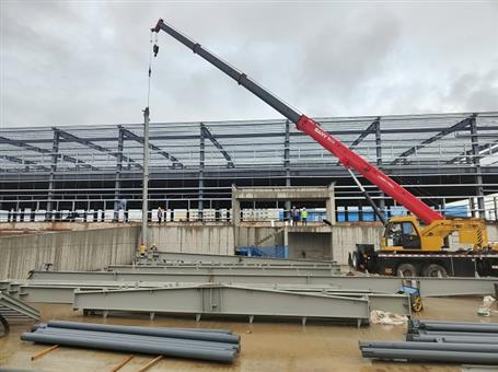 【奮戰(zhàn)三季度 打贏攻堅(jiān)戰(zhàn)】冶建第四分公司內(nèi)蒙古項(xiàng)目2#冷庫(kù)鋼結(jié)構(gòu)首吊成功！